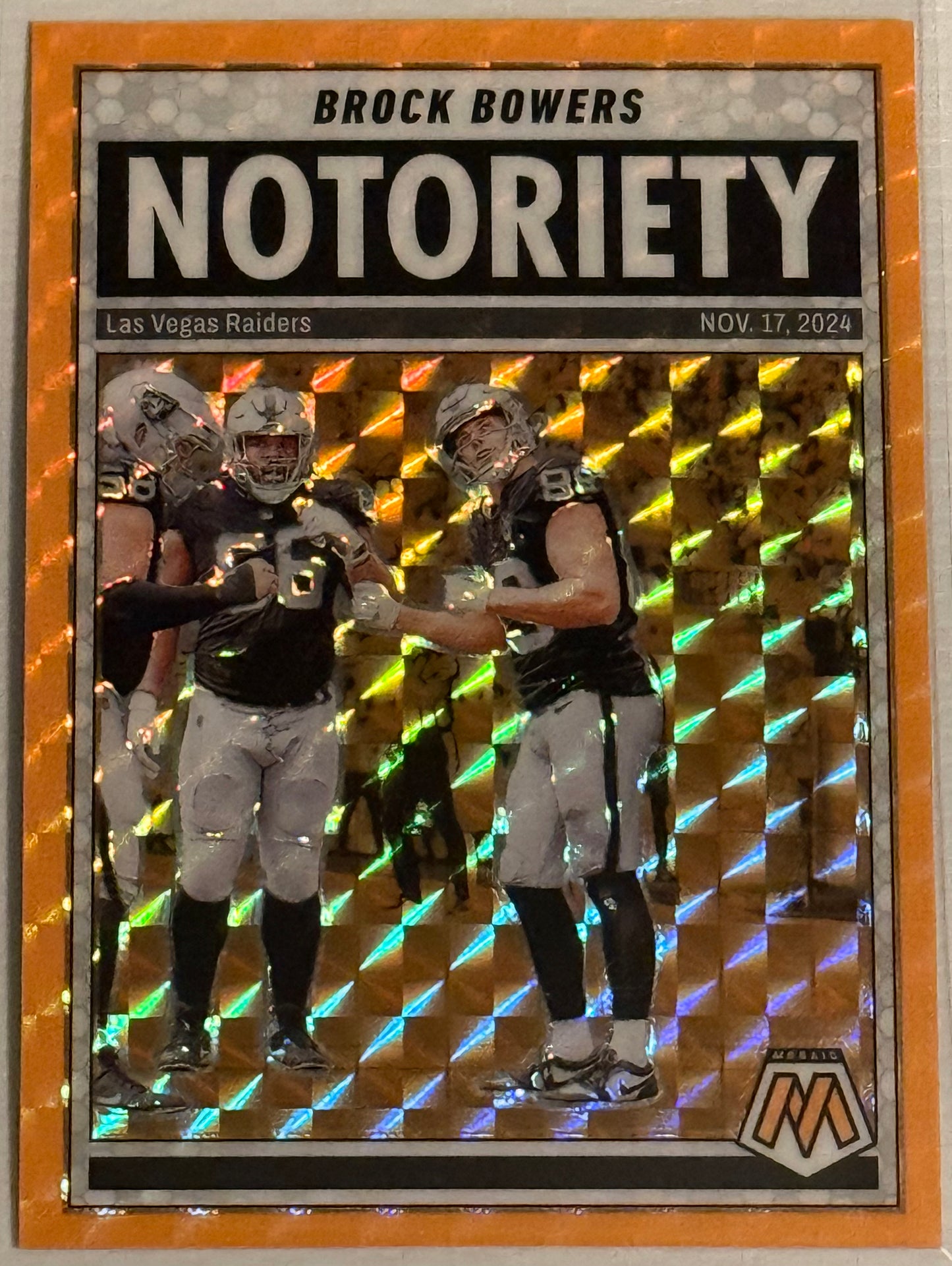 NFL - 2025 Panini Mosaic - Brock Bowers Orange Fluorescent NOTORIETY Prizm - 10 - Mint